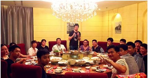 公司聚餐,女员工带孩子去吃饭,却被主管嘲讽,老板:你被开了