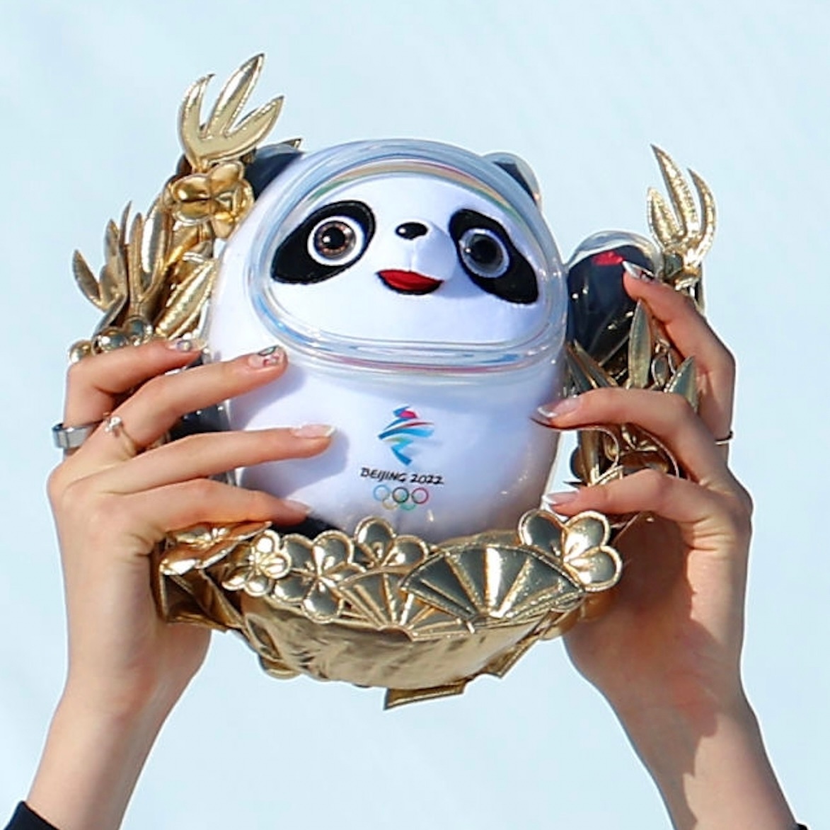 纯白的甲缘彩色的奥运五环遇见同样配色的冰墩墩