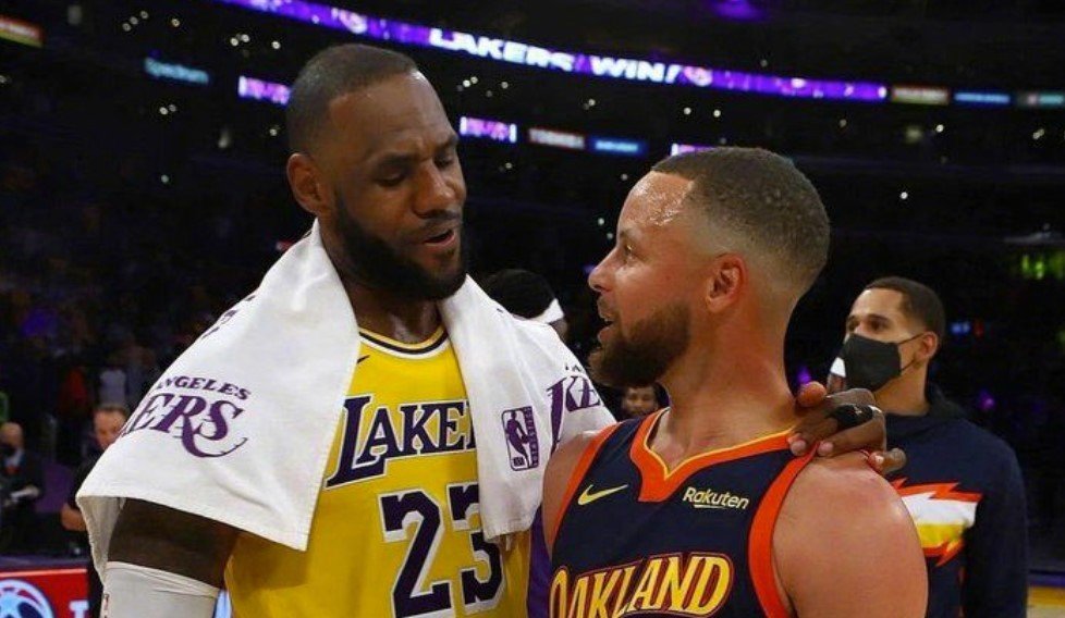 库里詹姆斯同场竞技三分传奇与篮下霸主的世纪碰撞