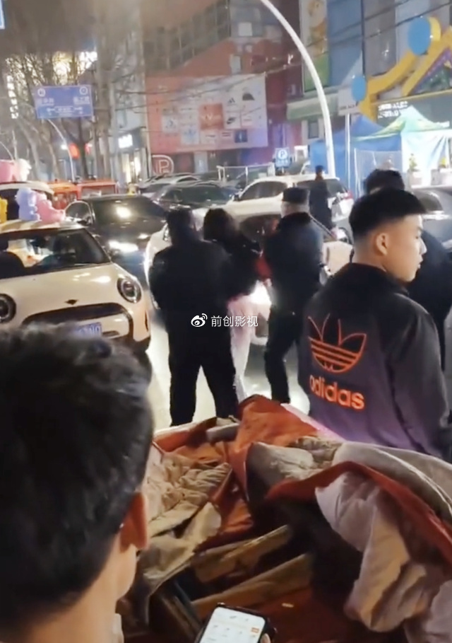 16岁女网红街头殴打三轮车司机，抓扯头发拳打脚踢，已被警方带走休闲区蓝鸢梦想 - Www.slyday.coM