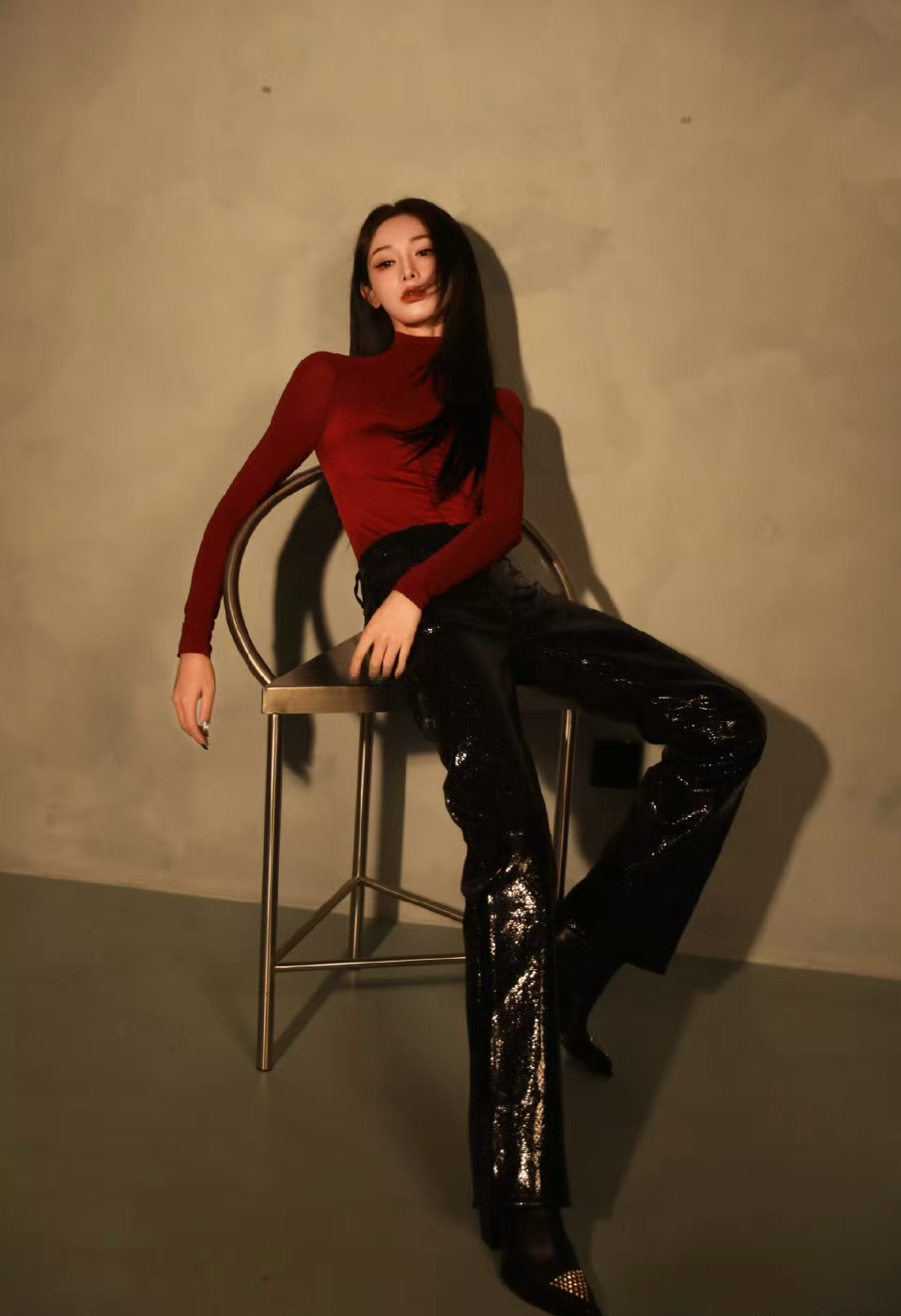 彭小苒红黑造型展美艳气质，紧身衣长裤显身材优势