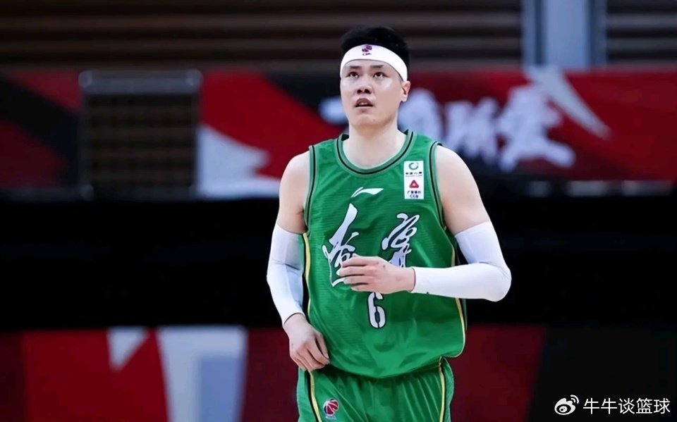 争议！易建联遭34岁辽宁男篮名将暗讽，广东球迷不满：真有格局