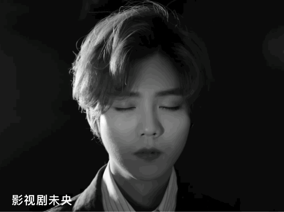 鹿晗《ellemen》封面花絮动图cut鹿哥眼神杀 侧颜杀,深情对视简直太