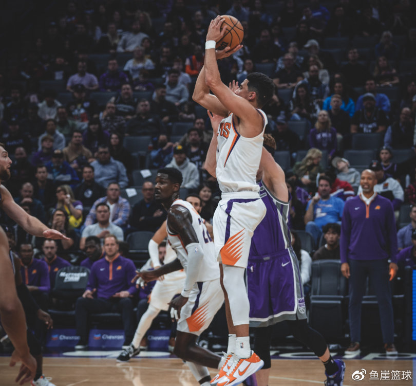 布克关键时刻罚球绝杀 对手犯规争议判罚引发热议