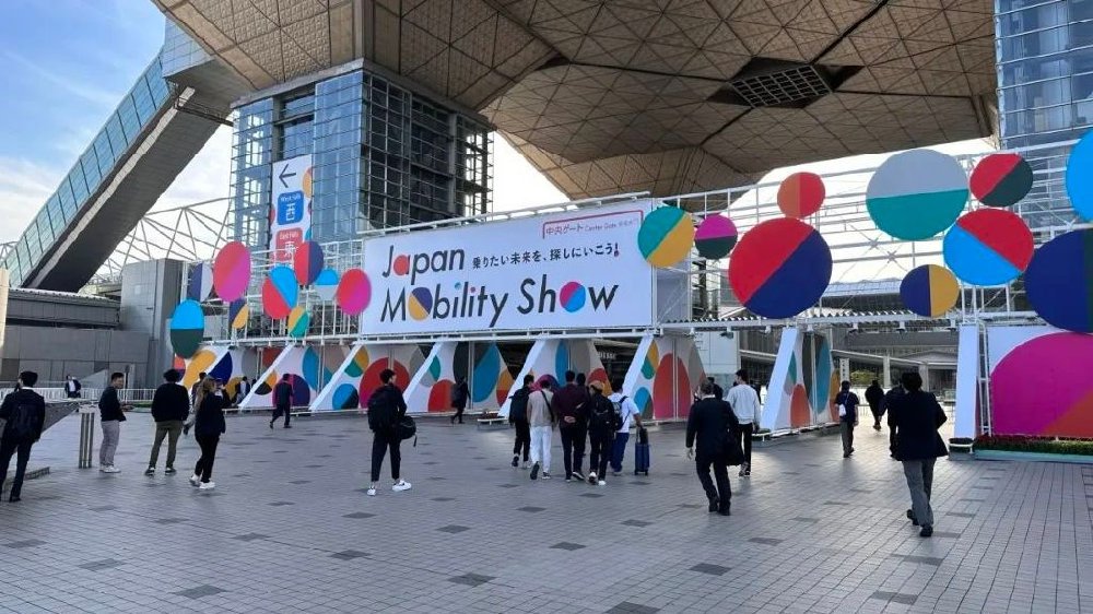 保守？激进？纠结？日本车企的割裂与拉锯｜东京观察