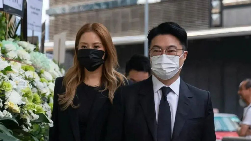 何柱国设灵！香港四大家族都派成员来悼念，伏明霞挽着梁锦松现身