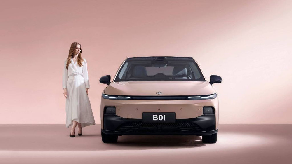 零跑B01对比小鹏MONA M03，谁才是十万级家用纯电轿车更优解？