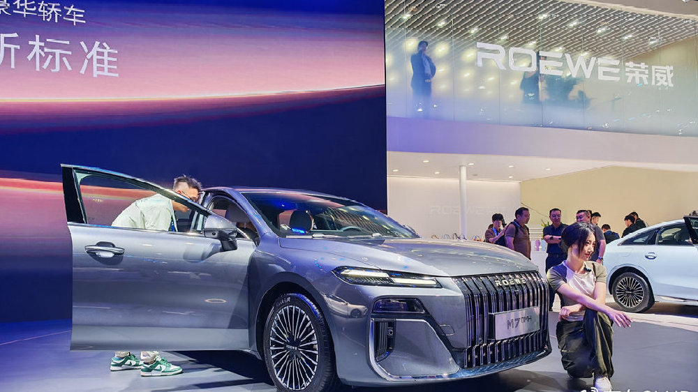 2025成都车展丨定位“中大型豪华轿车” 荣威M7 DMH预售9.78万起