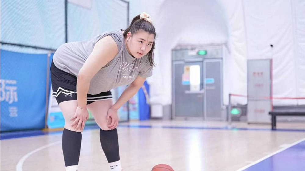 换队首秀轰37+12！中国女篮2米01女版奥尼尔闪耀：宫帅该招进她？