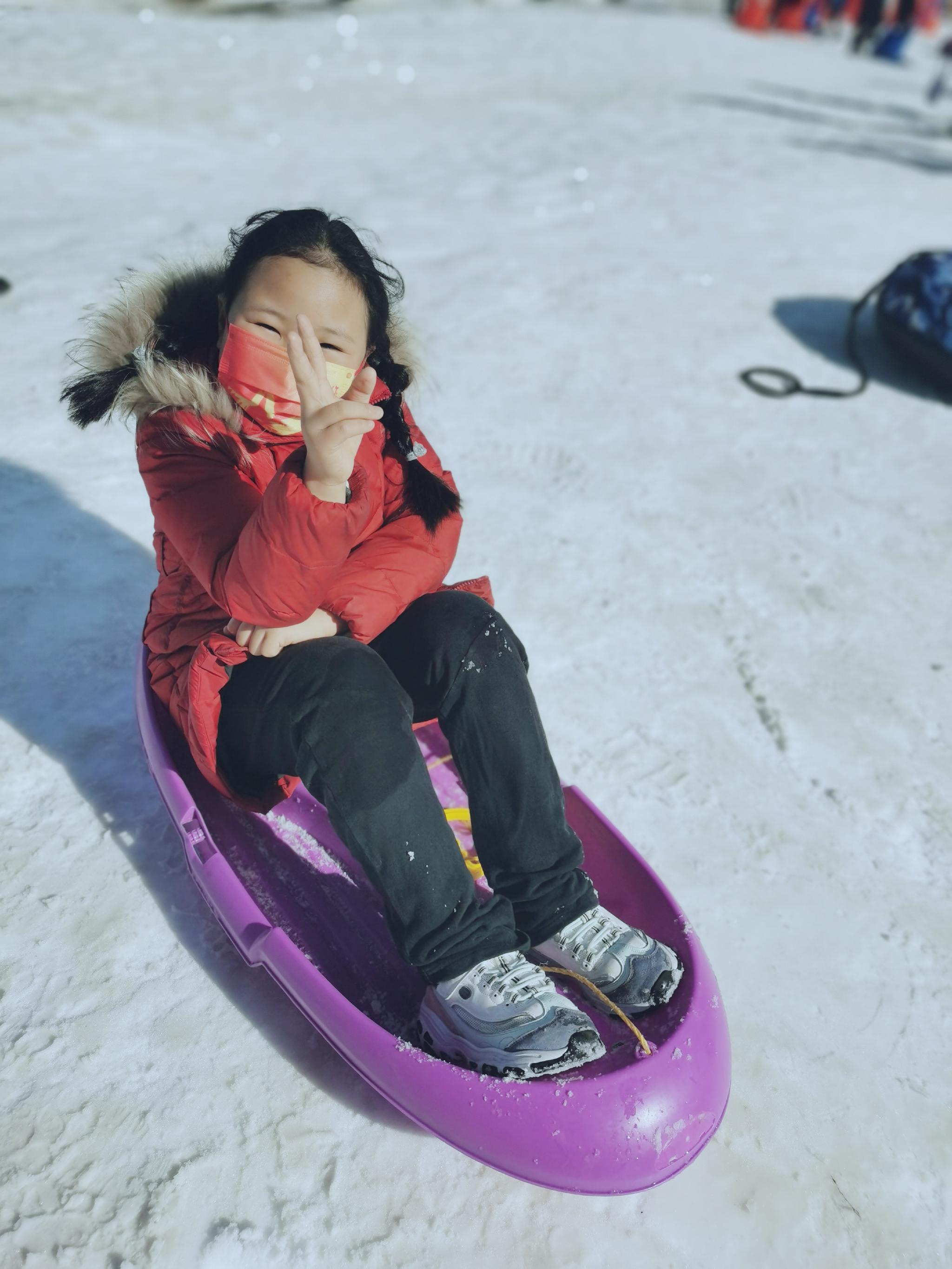 3只冰墩墩最近真的太喜欢玩冰雪了雪圈雪滑梯雪橇雪车