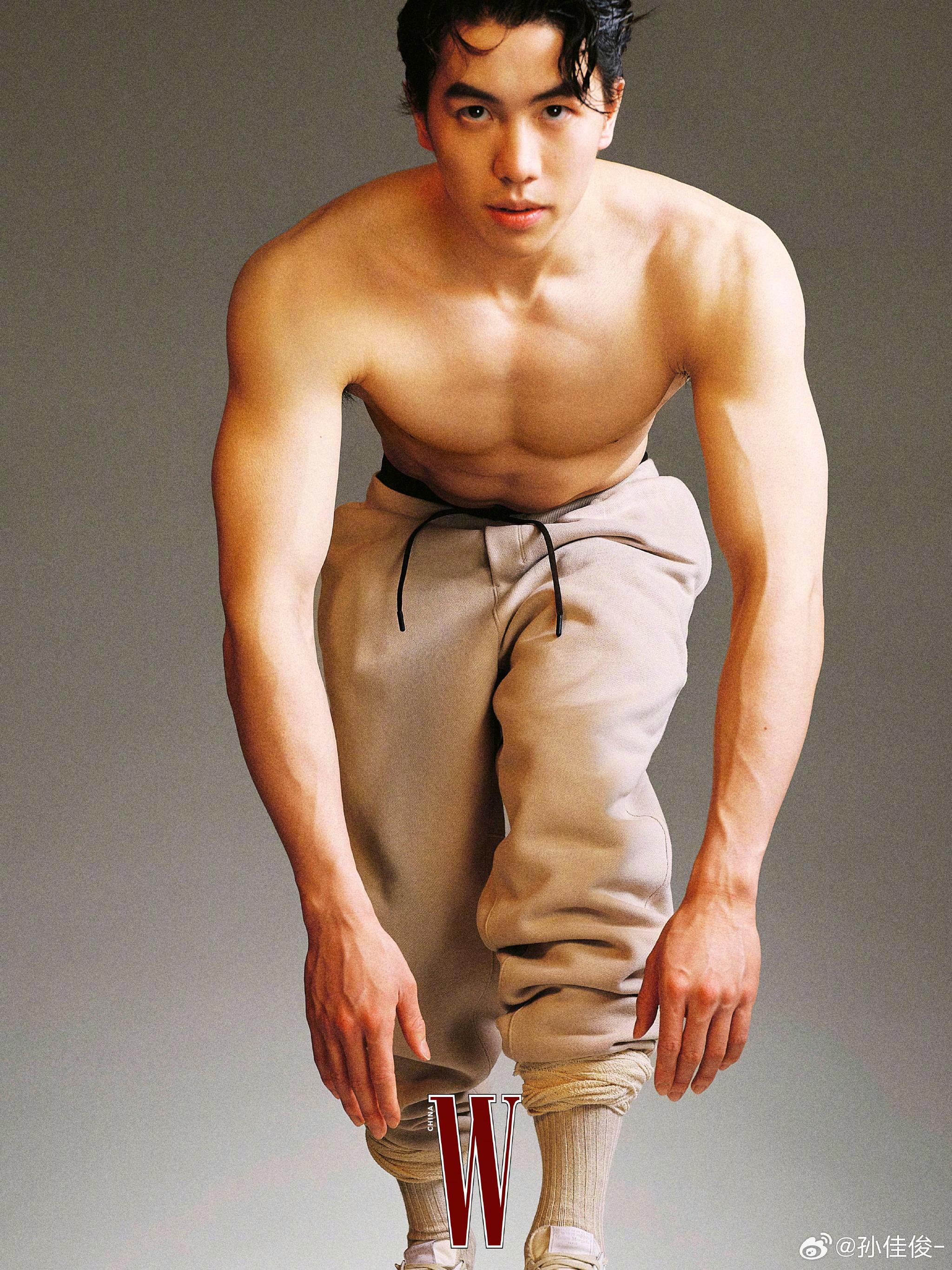 更新社媒晒出最新大片：下水前要做好热身