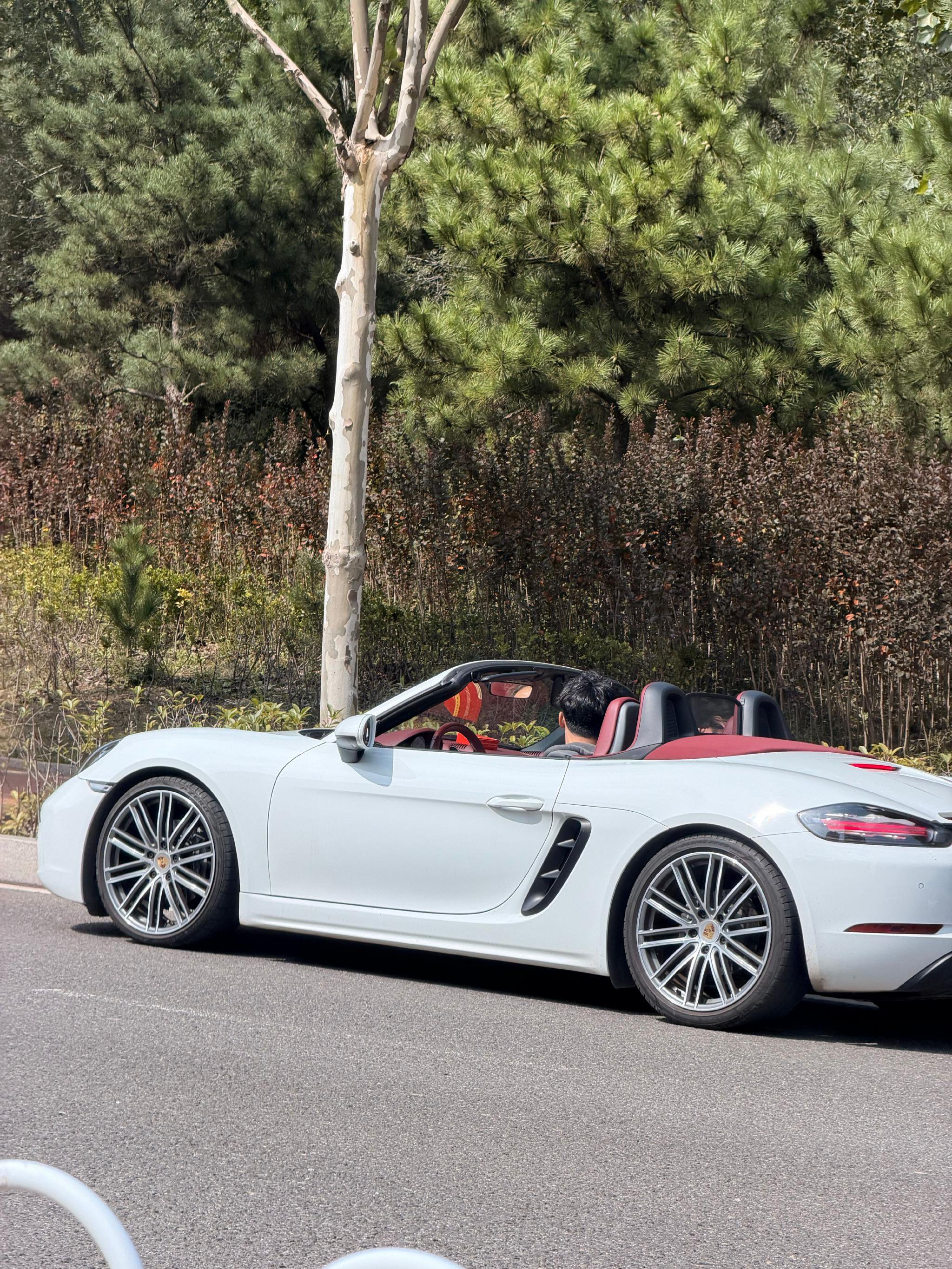 其实我很不理解，718 boxster为什么要开着敞篷开呢？关着敞篷不应该更漂亮么