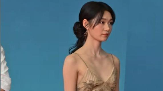 金鸡奖生图现场：钟楚曦好敢穿，惠英红脸肿嘴歪，最大黑马是她