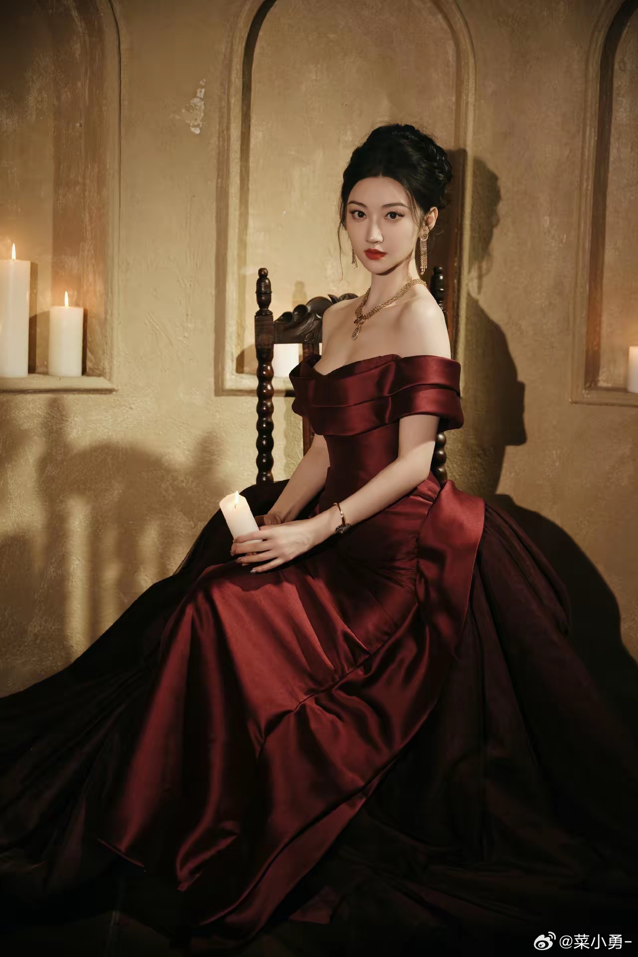 景甜微博之夜红裙曳地玫瑰相伴，复古画报女主惊艳亮相