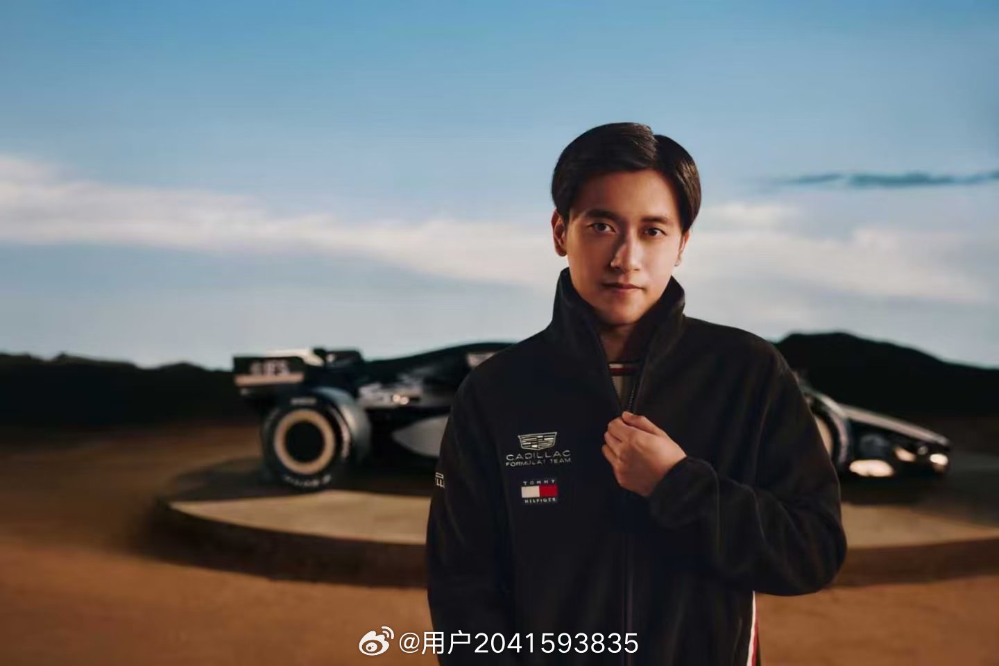 周冠宇解锁TOMMY HILFIGER全球代言人，时尚与赛车交融