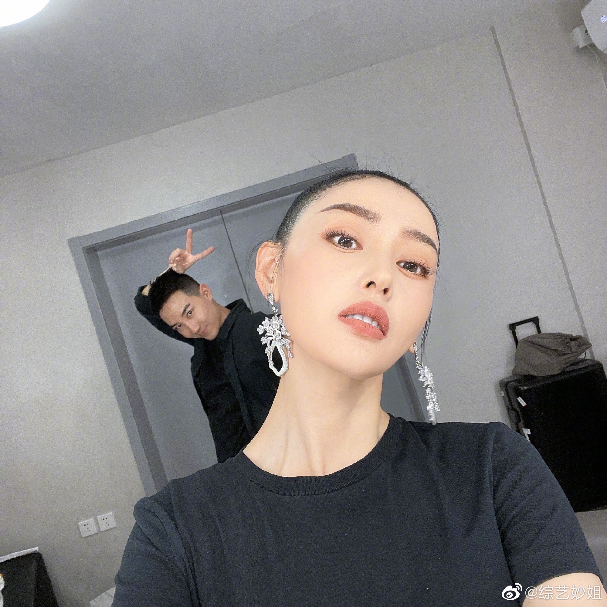 张天爱丸子头造型,看起来好少女啊!姐姐多多营业啊!