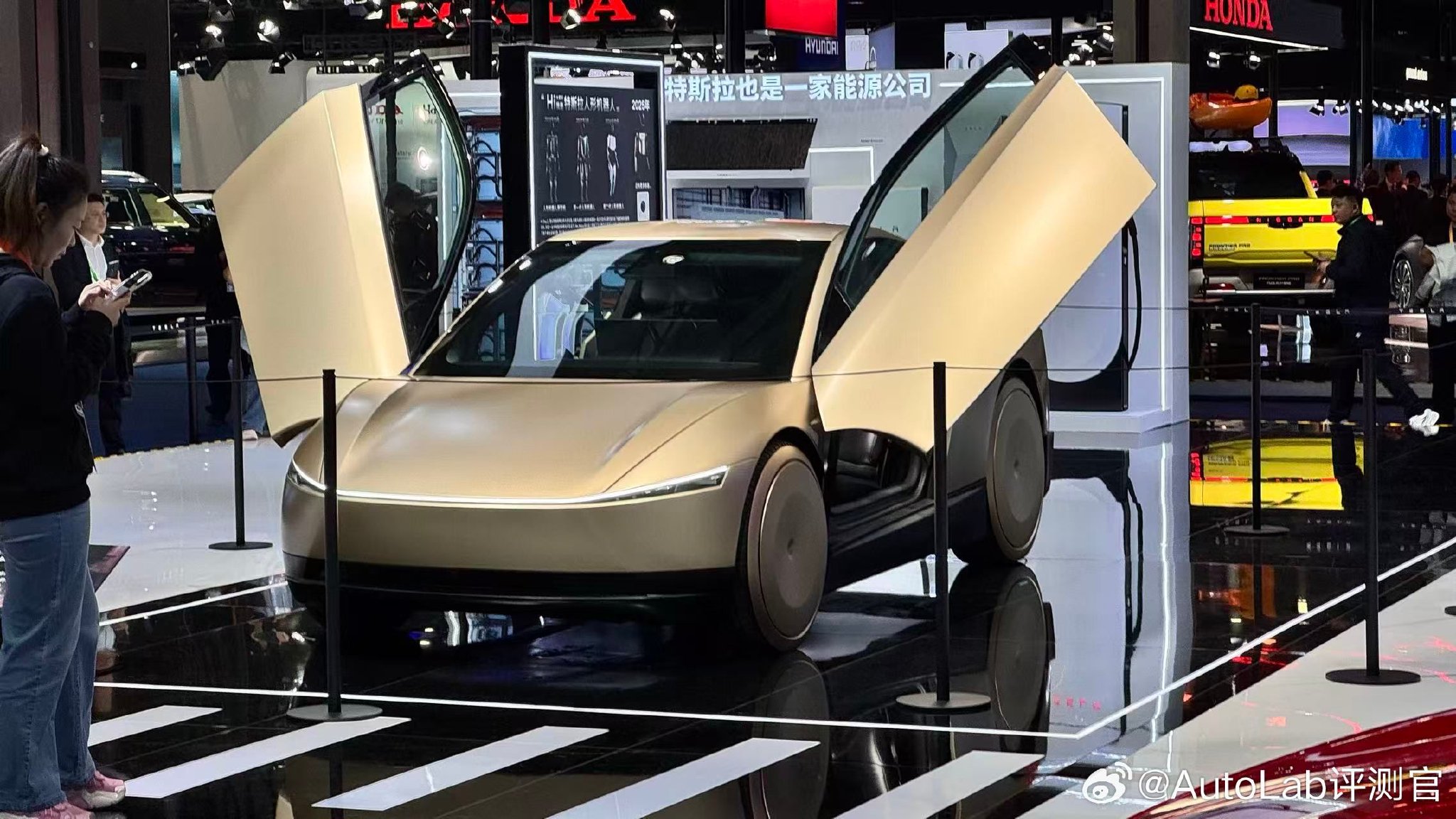 特斯拉cybercarb实车亮相进博会，座椅设计引关注