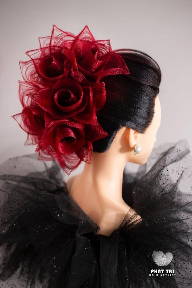 太吸睛!越南造型师把头发做成盛放的花朵形状