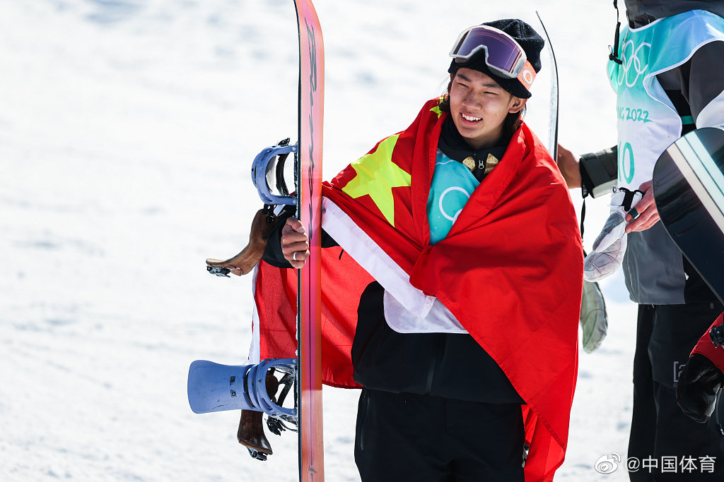 17岁的中国选手苏翊鸣拿到北京冬奥会单板滑雪大跳台比赛金牌