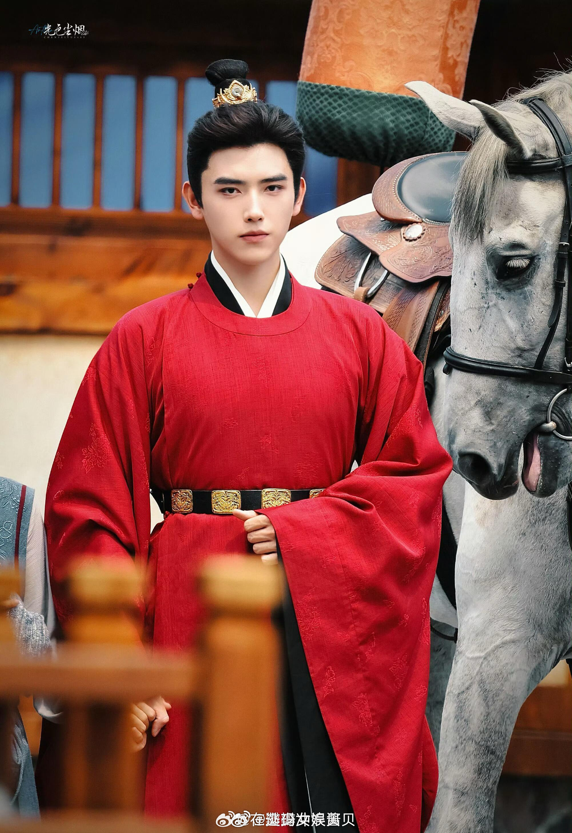 陈飞宇陈晓任嘉伦新剧服装同源，腰部设计差异引关注