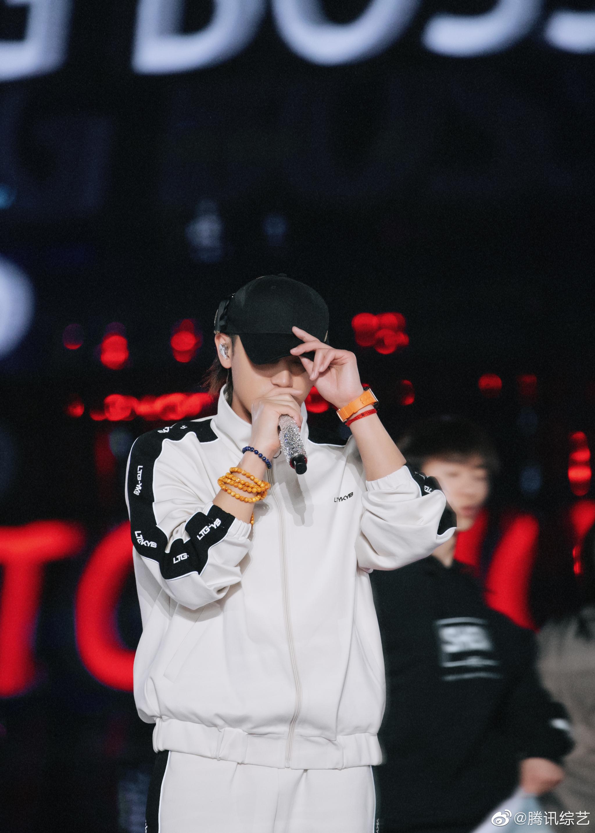 黄子韬salute表情包,黄子韬salute动图 今日酷酷@ykybtao-黄子韬 salute!