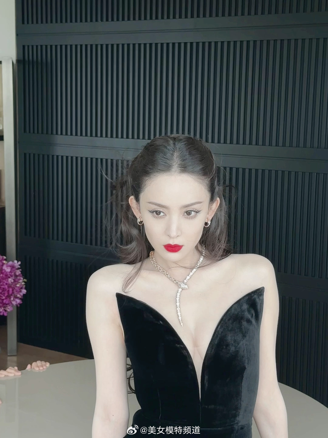 古力娜扎黑色抹胸裙清冷感写真