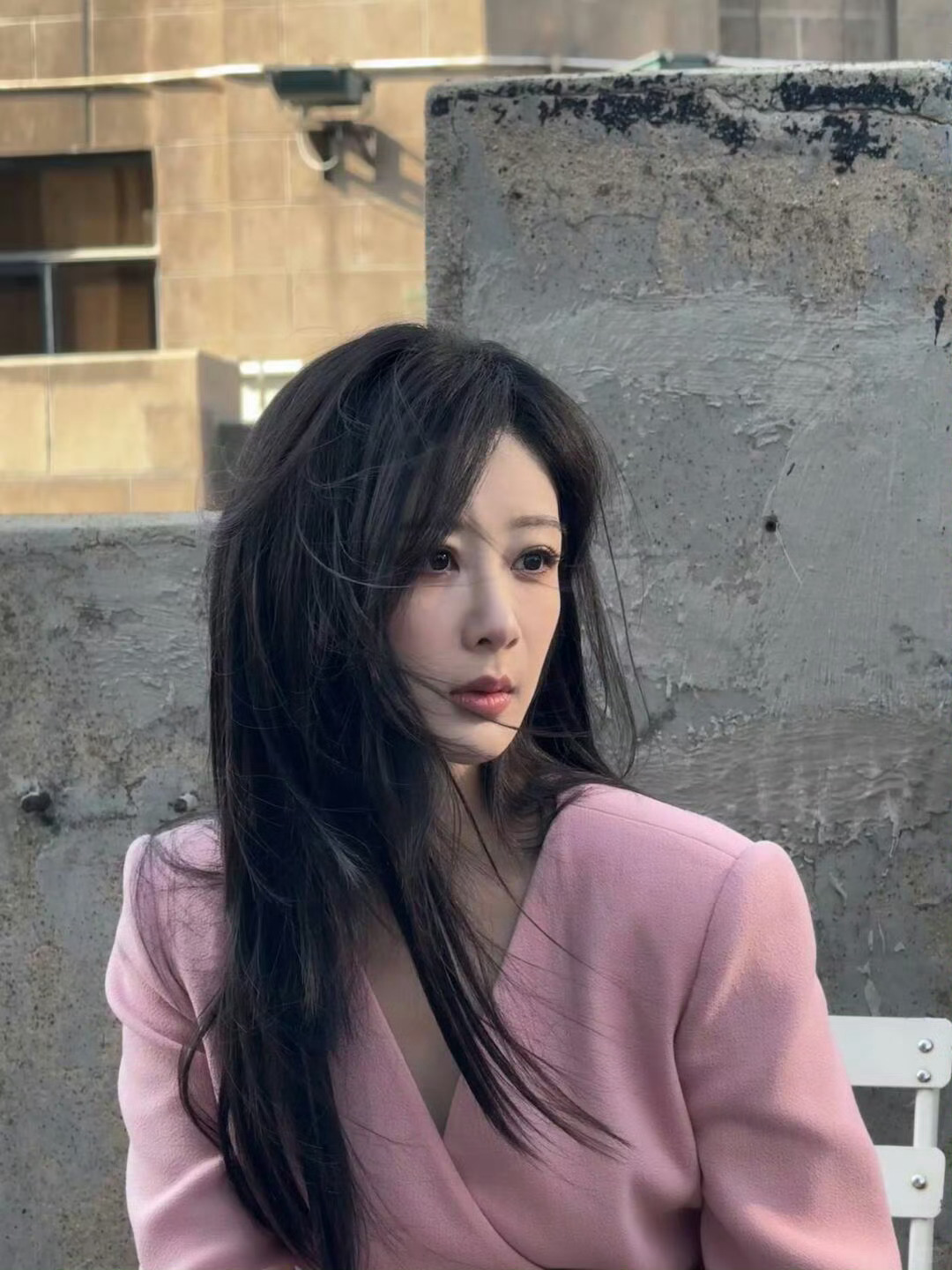 杨紫亮相罗马时装周出发图，姿态婉约引关注