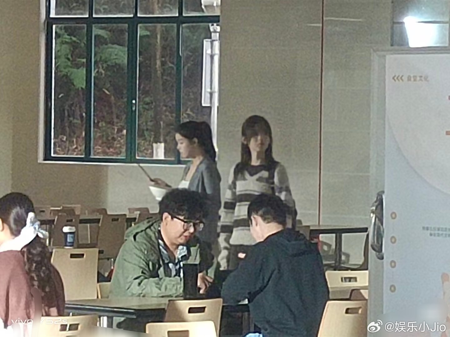 杨超越董思成现身中大珠海校区食堂拍戏