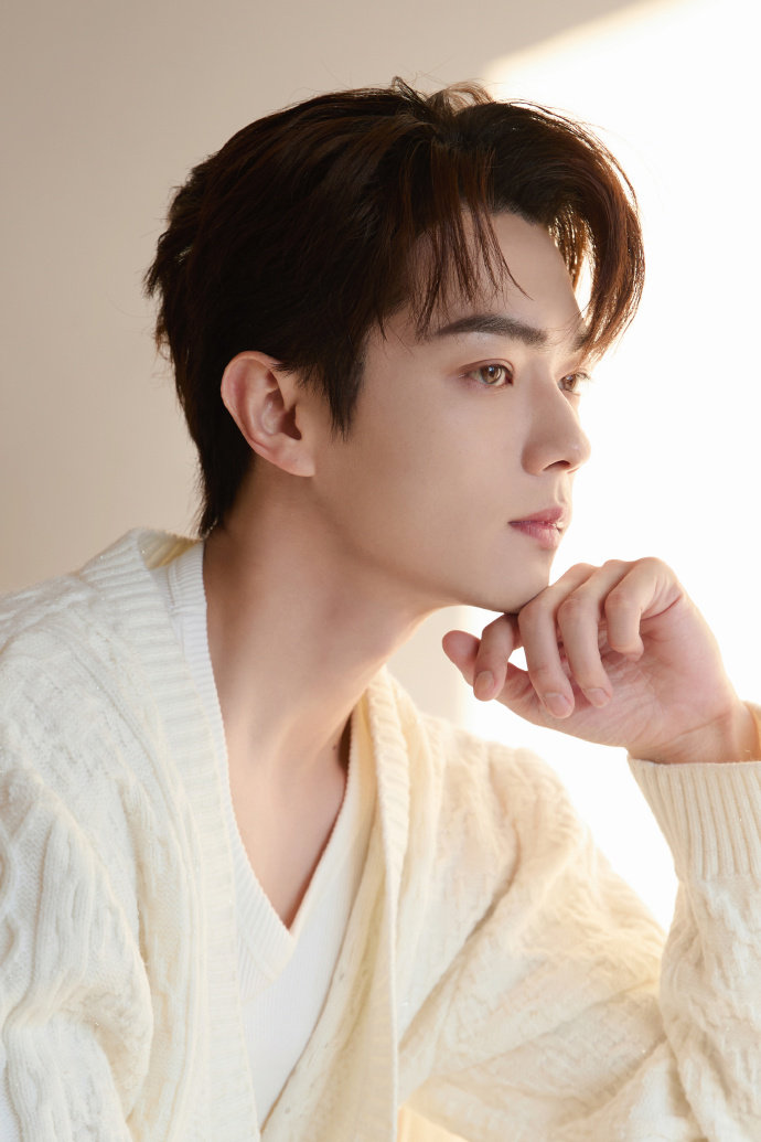 许凯暖白针织衫午后大片上线，温柔感十足