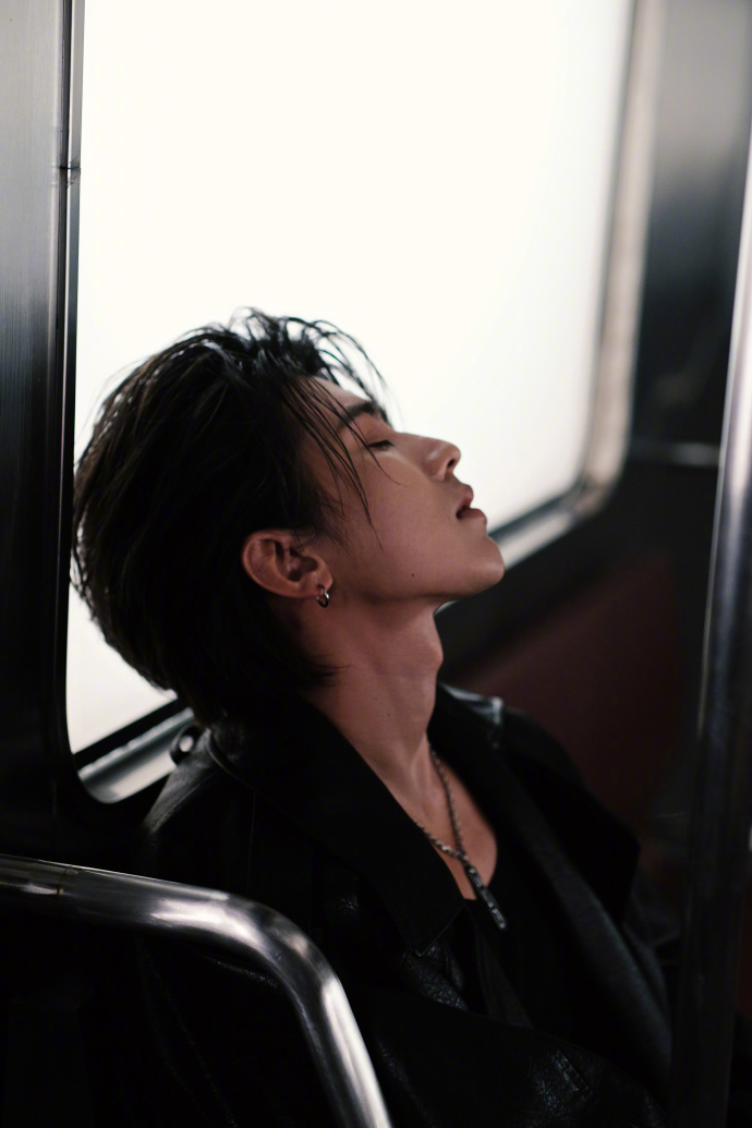 蔡徐坤今晚直播解构新专辑《KUN》视听美学