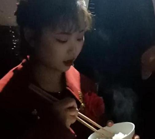 女孩晒结婚酒席被吐槽环境差,引发网友争议,女子:不想坐享其成休闲区蓝鸢梦想 - Www.slyday.coM 女孩晒结婚酒席被吐槽环境差,引发网友争议,女子:不想坐享其成休闲区蓝鸢梦想 - Www.slyday.coM
