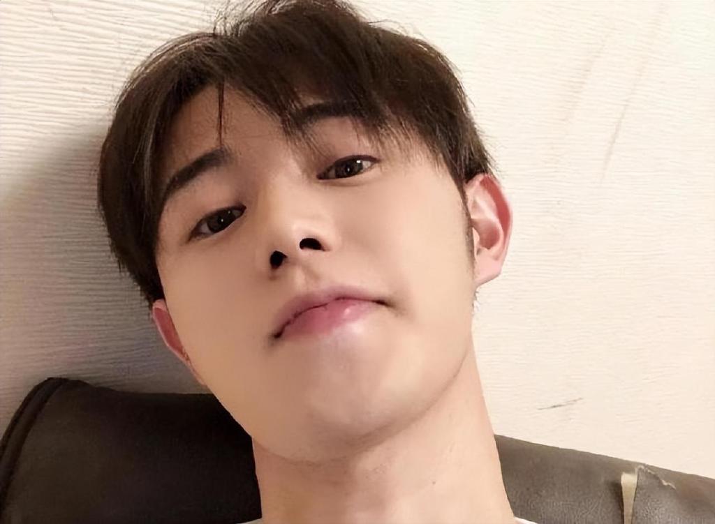 童锦程提前进入老年生活，主动做饭给对方吃，分开时恋恋不舍