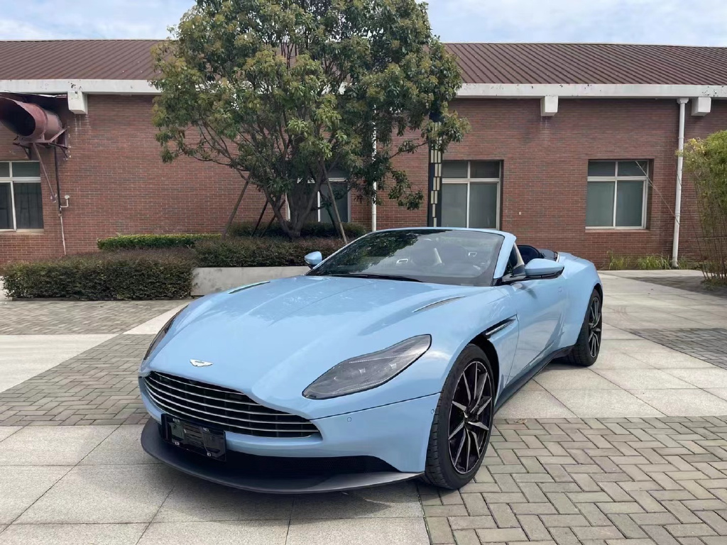 英伦风气质下的西装暴徒,阿斯顿.马丁DB11敞篷休闲区蓝鸢梦想 - Www.slyday.coM 英伦风气质下的西装暴徒,阿斯顿.马丁DB11敞篷休闲区蓝鸢梦想 - Www.slyday.coM