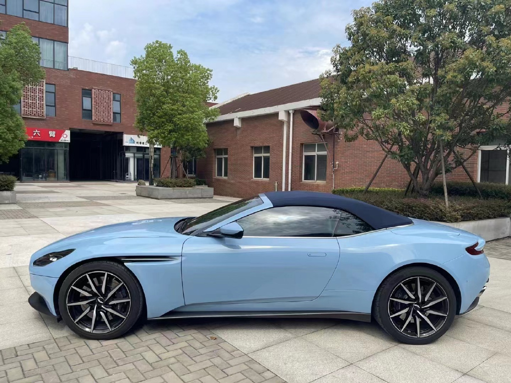 英伦风气质下的西装暴徒,阿斯顿.马丁DB11敞篷休闲区蓝鸢梦想 - Www.slyday.coM 英伦风气质下的西装暴徒,阿斯顿.马丁DB11敞篷休闲区蓝鸢梦想 - Www.slyday.coM