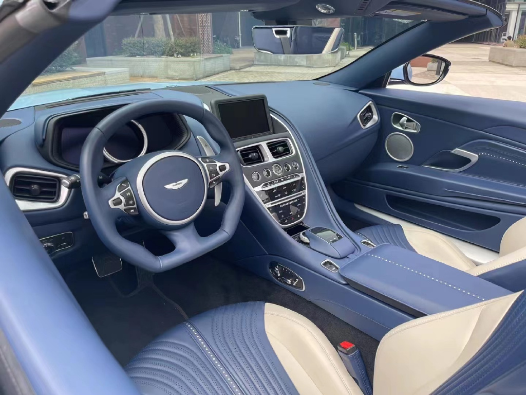 英伦风气质下的西装暴徒,阿斯顿.马丁DB11敞篷休闲区蓝鸢梦想 - Www.slyday.coM 英伦风气质下的西装暴徒,阿斯顿.马丁DB11敞篷休闲区蓝鸢梦想 - Www.slyday.coM