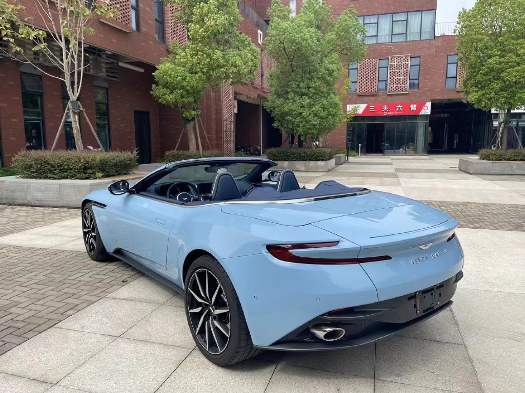 英伦风气质下的西装暴徒,阿斯顿.马丁DB11敞篷休闲区蓝鸢梦想 - Www.slyday.coM 英伦风气质下的西装暴徒,阿斯顿.马丁DB11敞篷休闲区蓝鸢梦想 - Www.slyday.coM