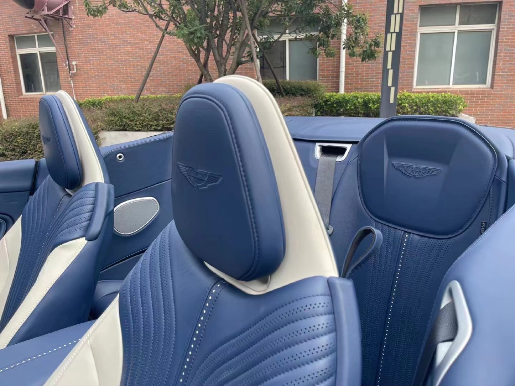 英伦风气质下的西装暴徒,阿斯顿.马丁DB11敞篷休闲区蓝鸢梦想 - Www.slyday.coM 英伦风气质下的西装暴徒,阿斯顿.马丁DB11敞篷休闲区蓝鸢梦想 - Www.slyday.coM