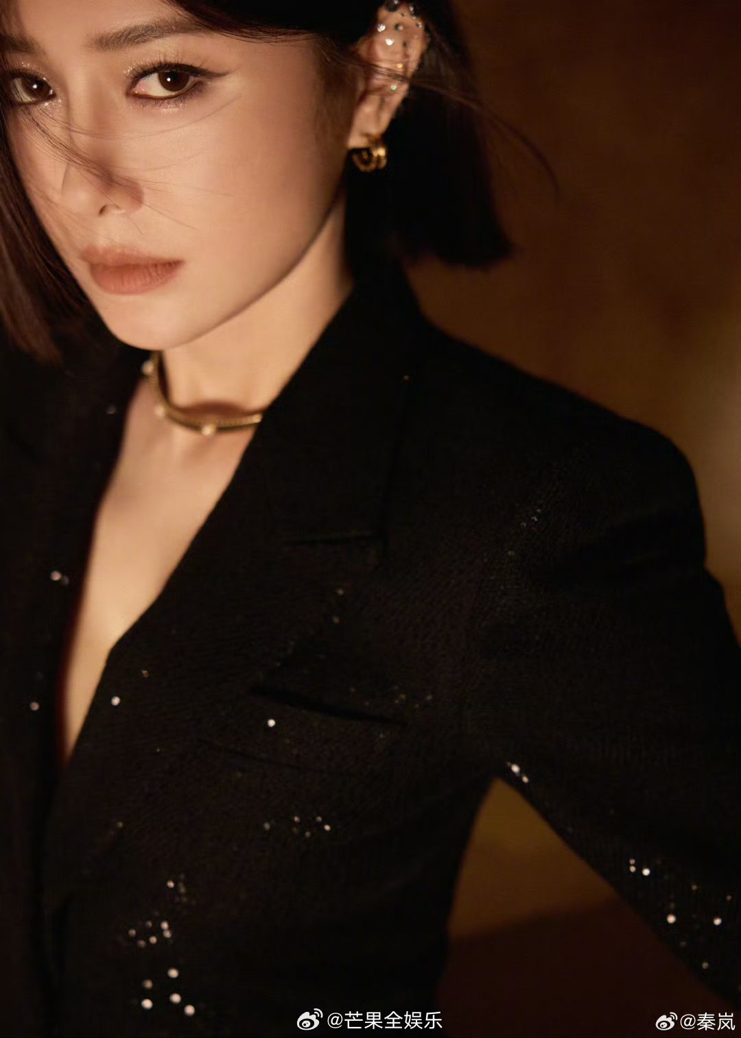 秦岚春晚联排穿风衣展曼妙身材