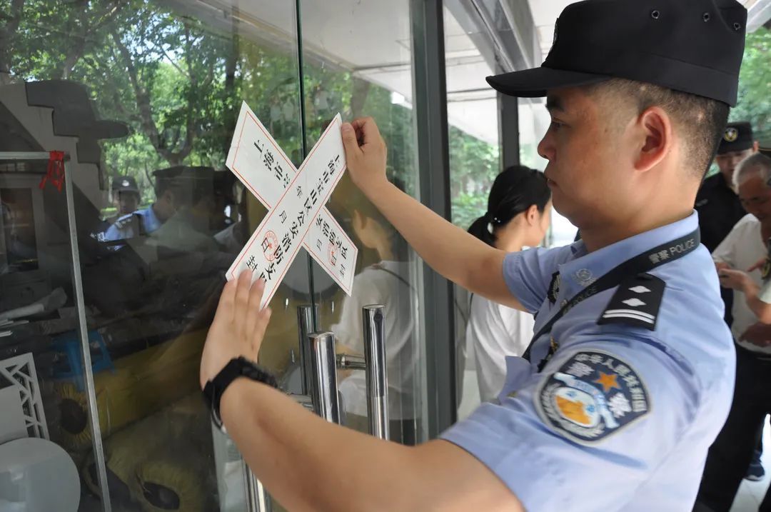 今天的头条属于你,致敬我们身边的人民警察休闲区蓝鸢梦想 - Www.slyday.coM 今天的头条属于你,致敬我们身边的人民警察休闲区蓝鸢梦想 - Www.slyday.coM