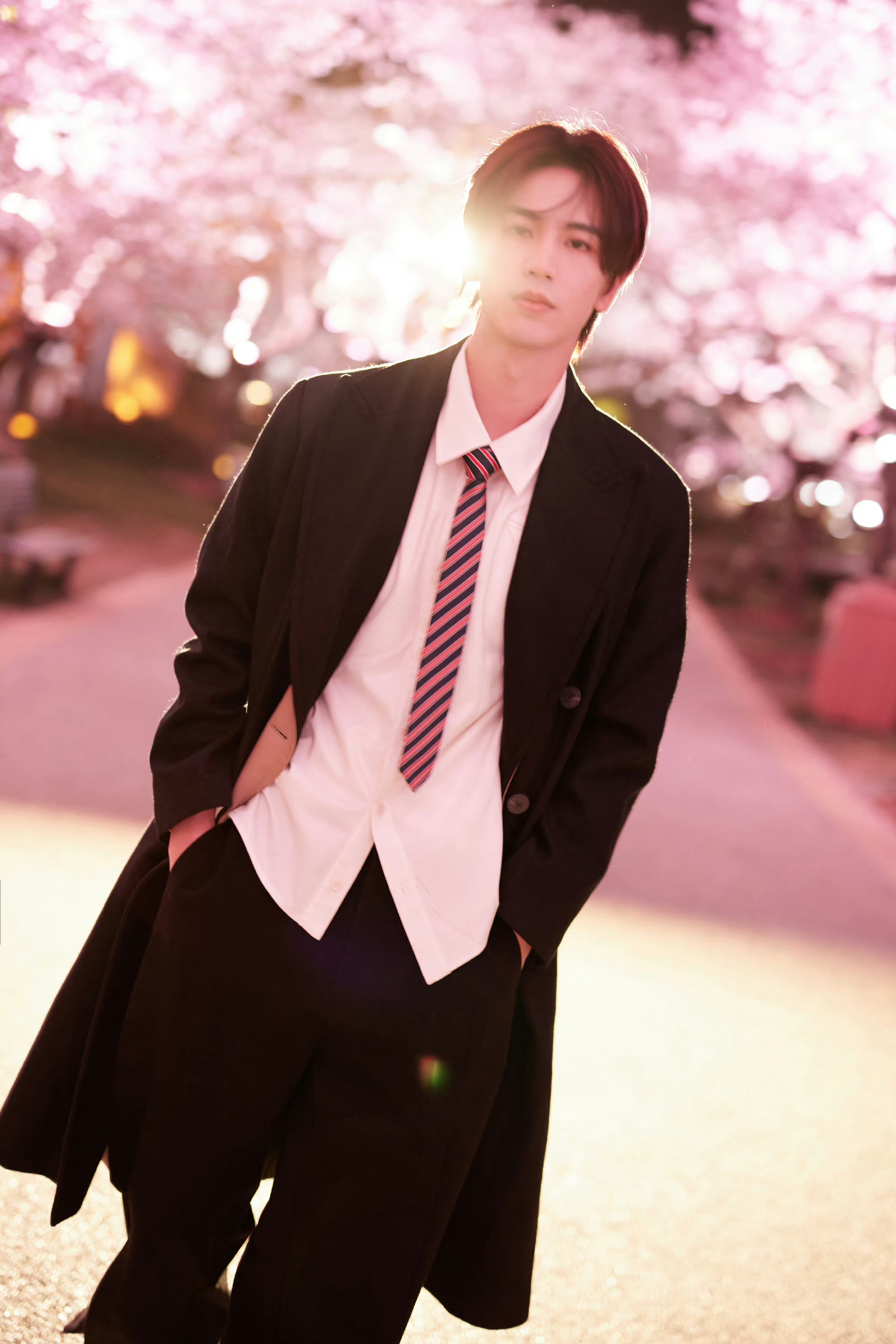 张凌赫高得好突出 官方身高188……