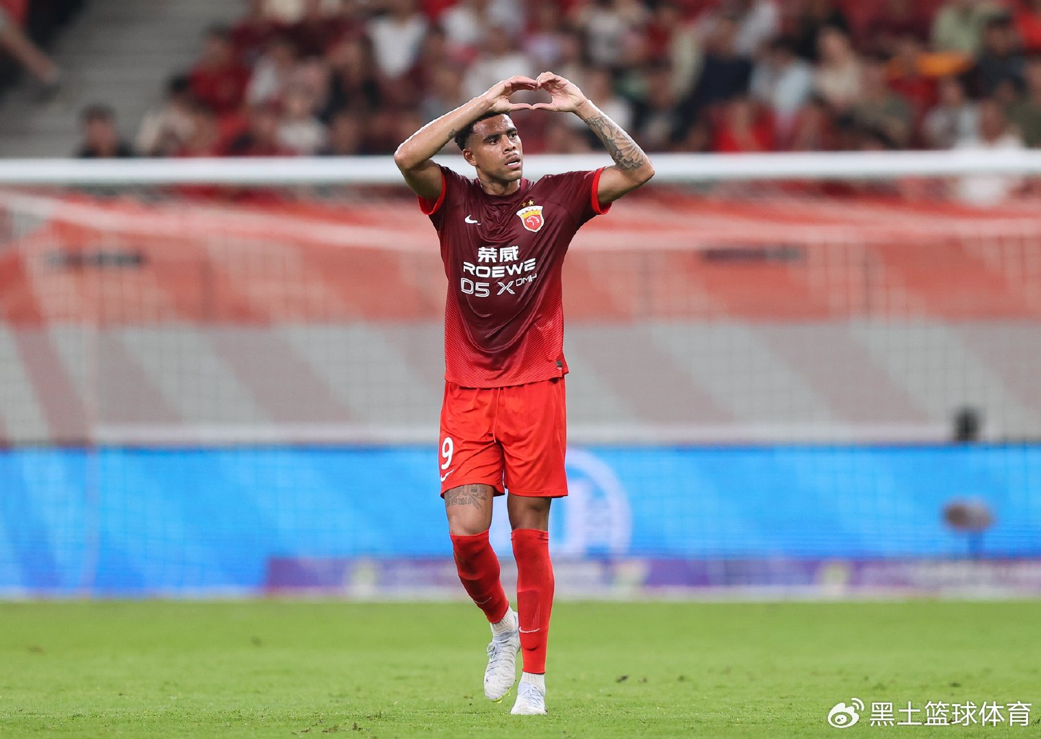 海港清洗功勋中锋、抢签潜力中场，中超转会市场将掀起怎样的连锁反应？