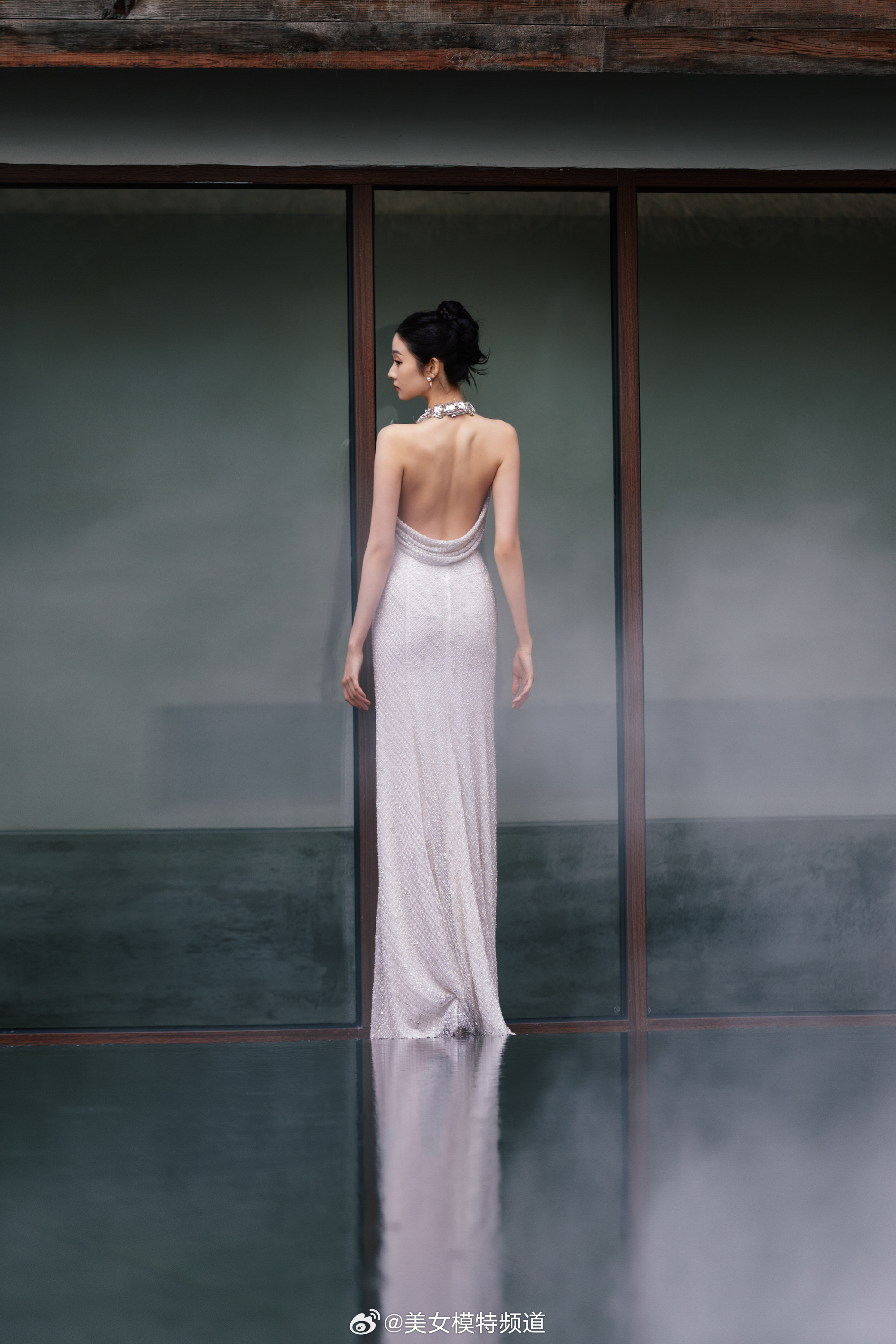 张艺凡仙气露背长裙