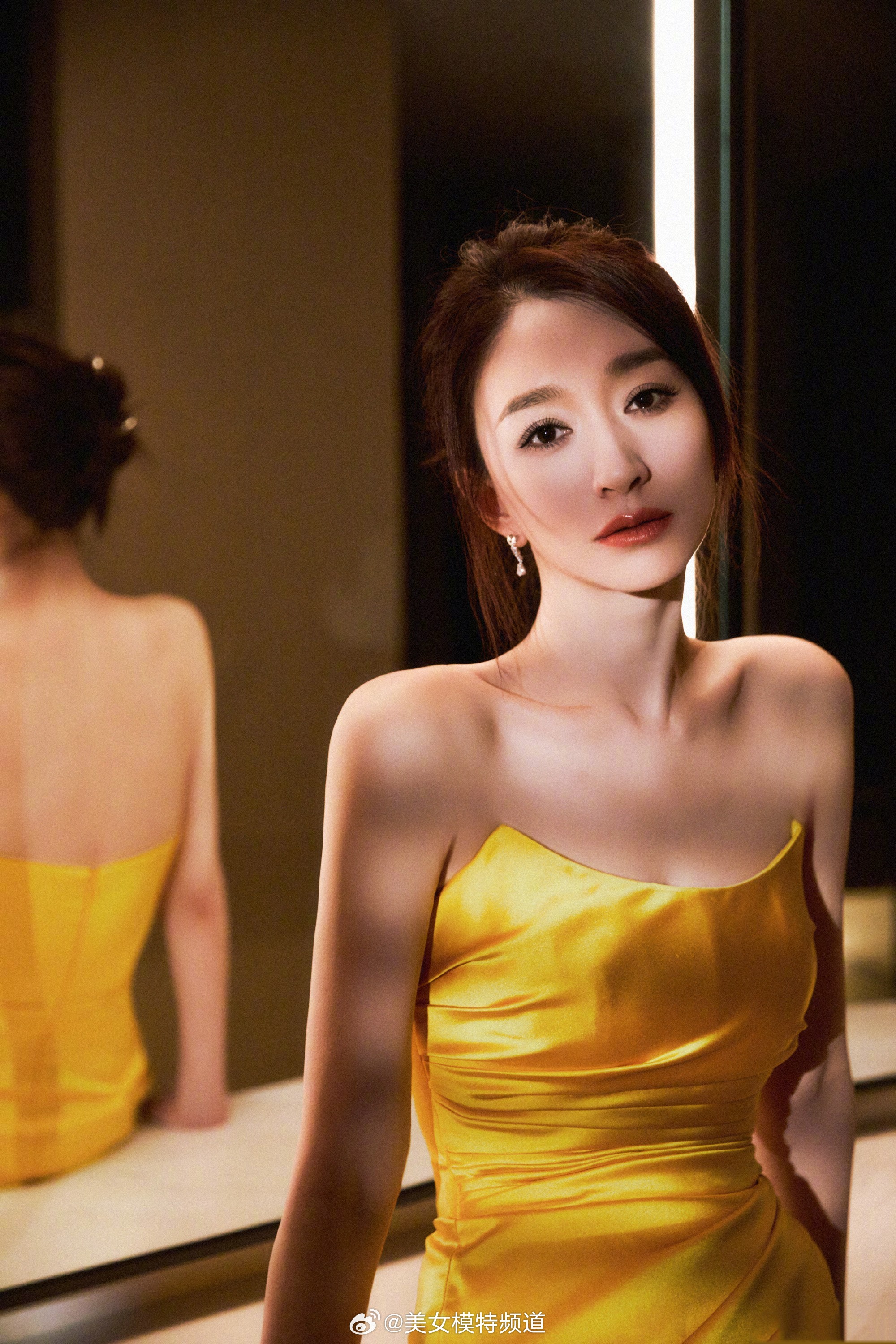 李小冉金色抹胸裙优雅自信