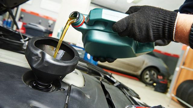 汽车的发动机多少公里换一次机油，会让车保持最佳状态？