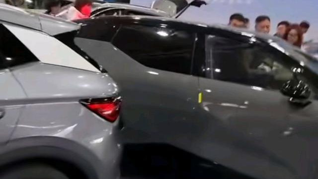 突发：南京2024国际新能源车展，极氪撞了比亚迪，现场混乱不堪！