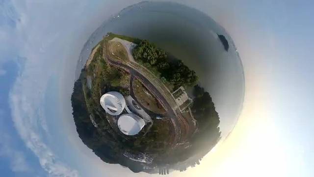 汪顺半蹲与郭晶晶合影亮相广州体育冠军倡议仪式