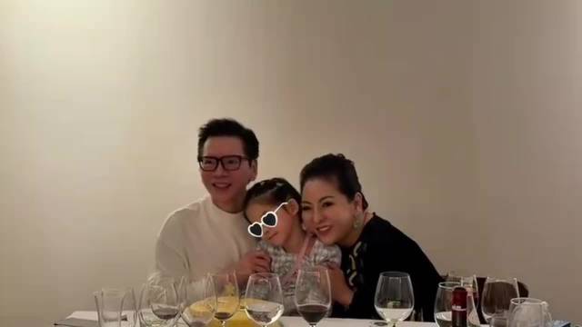 向华强77岁大寿现场公开，大孙女正脸曝光好漂亮，五官长相神似妈妈郭碧婷