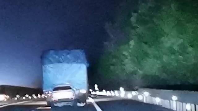 被拖行十几公里！小车司机疲劳驾驶追尾大车后卡住了