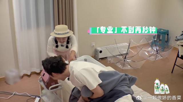 谁能不喜欢帅哥呢？李嘉琦给周翊然洗头，嘴角就没下来过
