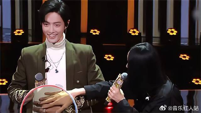 那英送肖战伴手礼，慌忙把暖宝宝丢给他，场面太滑稽！